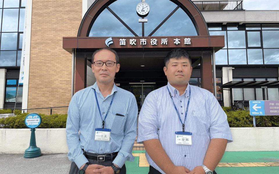 笛吹市役所 本館前にて